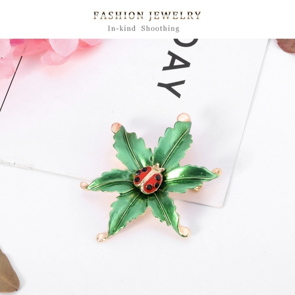 VQ Ladybug Brooch - Picture 4 of 7